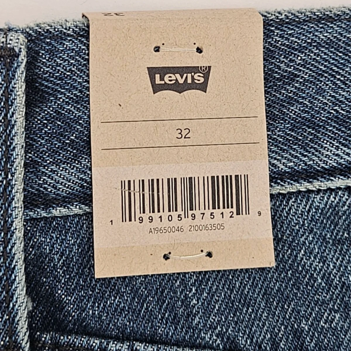 Levi's Women's High-Waisted Denim Mom Shorts (Size 32 W14) Medium